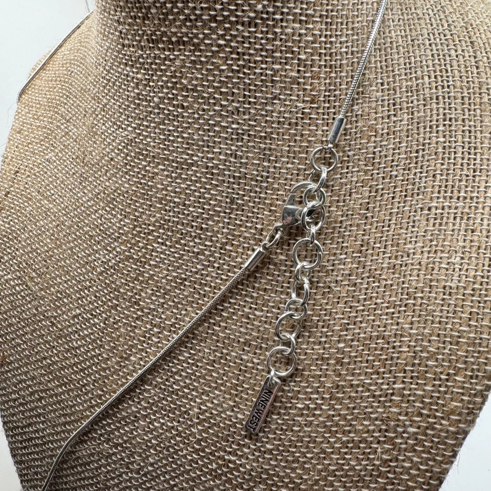 Collar Largo Nine West Tono Plata Círculo Borla Colgante Foto 3 de 4