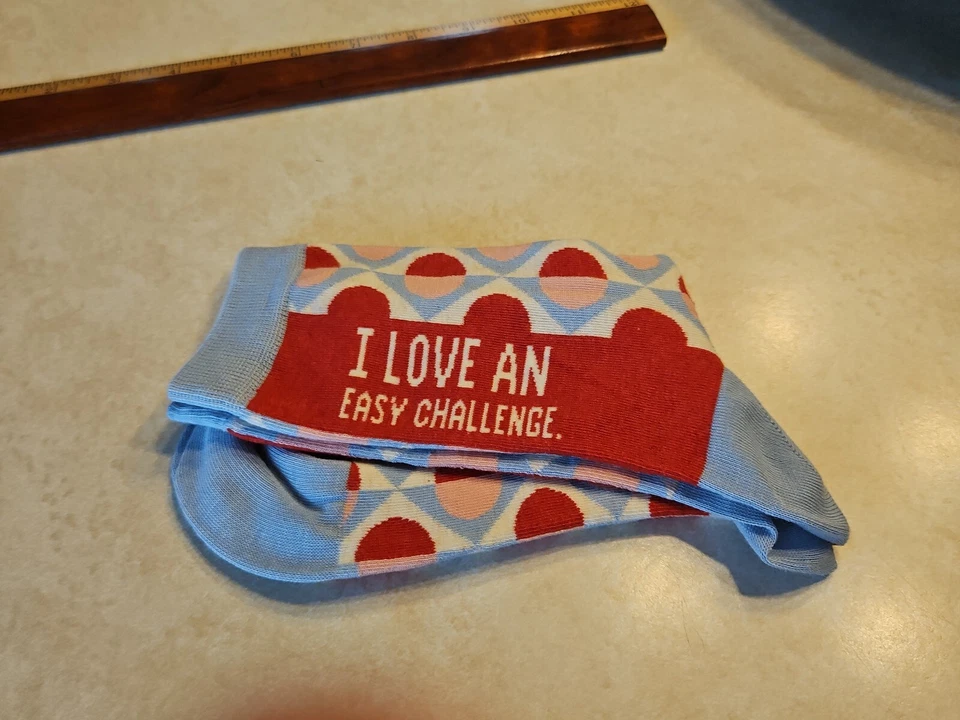 Calcetines BlueQ divertidos para mujer - I Love An Easy Challenge  Foto 4 de 4