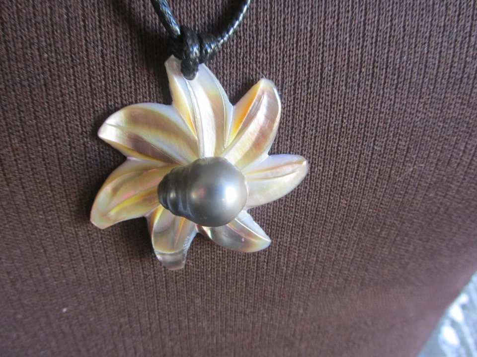 Mother of Peral & Baroque 珍珠吊坠皮革 25 英寸项链  — 第 4/4 张图片