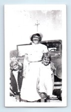 Old Vintage Photo WOMAN HAT GLASSES AND GIRLS BY CLASSIC CAR SNAPSHOT PICTURE