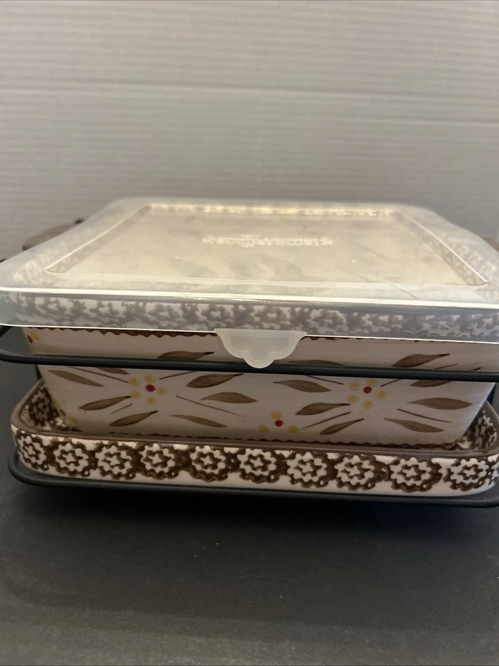 Plato para hornear cuadrado de 2 cuartos de galón TEMPTATIONS By Tara Old World con soporte para servir y bandeja Foto 2 de 4
