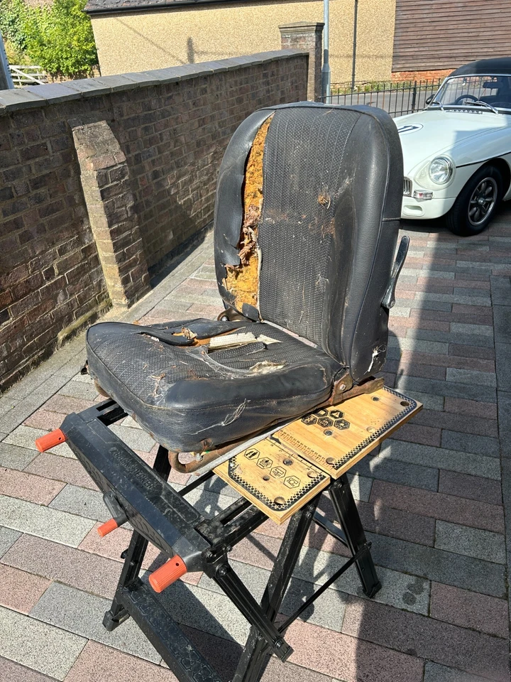 Par de fundas de asiento MG Midget/Sprite 1970-1981 aspecto de cuero negro/blanco  Foto 3 de 4