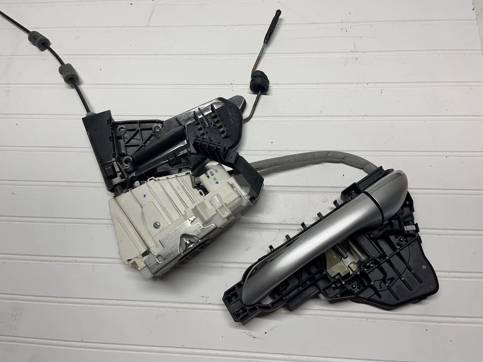 W164 ML500 Rear Driver Left Mercedes Benz Door Actuator With Handle Oem - Image 4 of 4