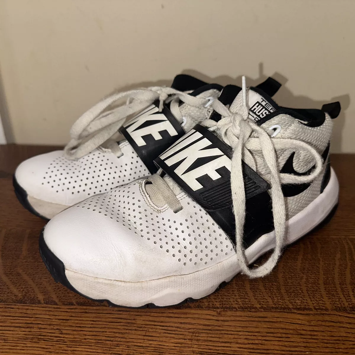Juniors Nike Team Hustle D8 Basketball shoe s Youth Size 6Y 881941