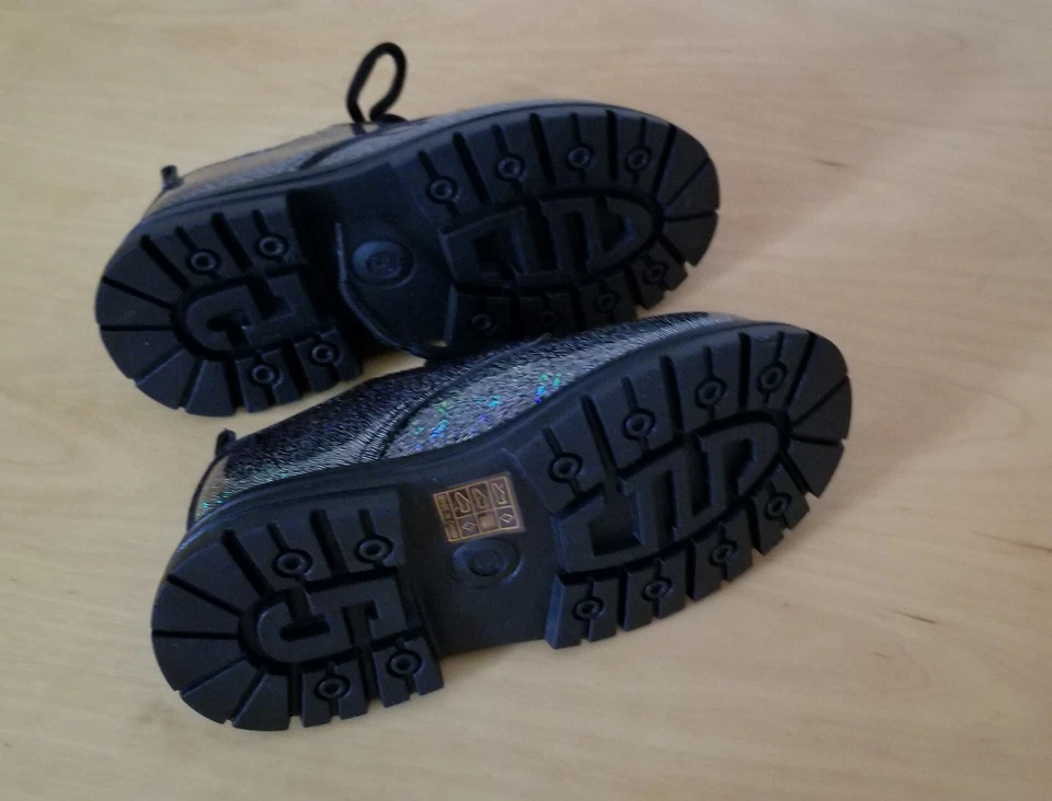 Zapatos de niña pequeña talla 9,5. NUEVO. Foto 3 de 4