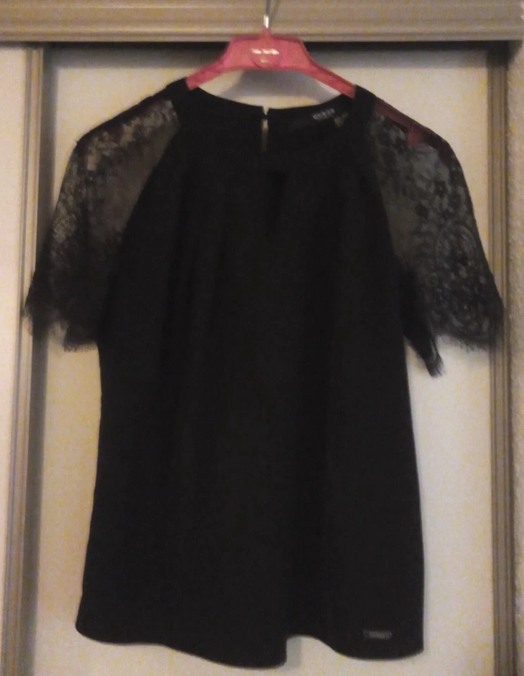 Tee shirt femme marque Guess noir avec manches courtes en dentelle Taille S - Photo 1/4