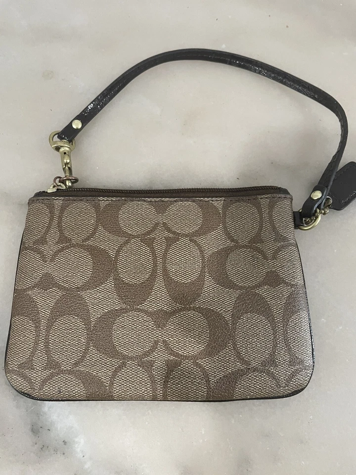 Muñequera pequeña Coach Peyton Signature de lona recubierta caqui/silla de montar Foto 2 de 4