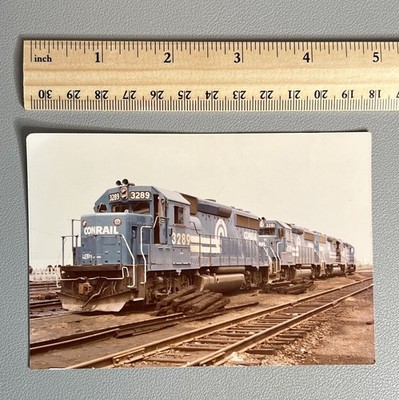 Vtg 1987 FOUND Original Conrail Locomotive Photo EMD GP40-2 #3289 #3281 Train