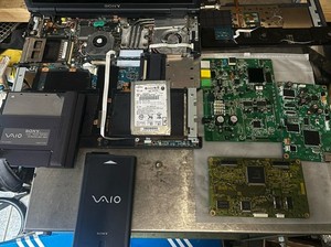 Sony VAIO Laptop Konvolut – Ersatzteilspender: Gehäus, Display, Platinen & Akkus