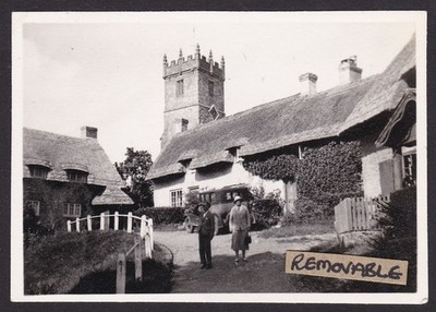 Vintage Schnappschuss Foto Paar vor Häusern Auto Godshill Isle Of Wight