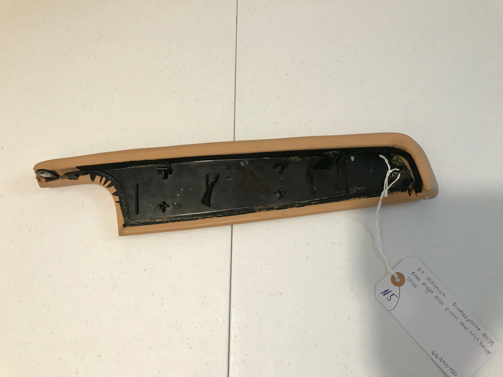07 Maserati Quattroporte M139 Rear Right Door Panel Arm Rest beige.