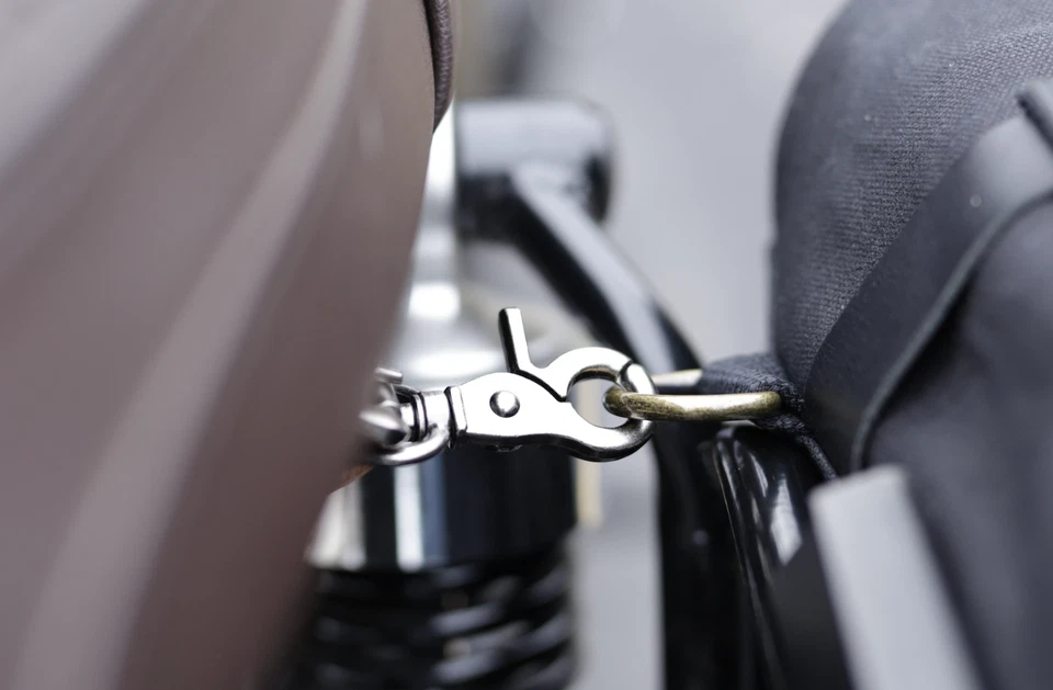 Bolsa de sillín Triumph Bonneville T120 / T100 con montaje NEGRO (alforja única) Foto 3 de 4