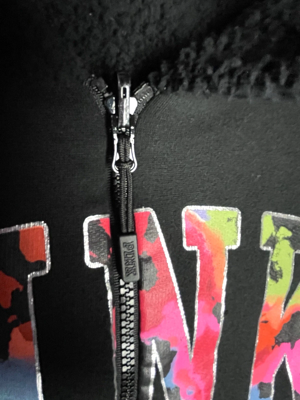 UNDERCOVER Felpa con cappuccio Victoria's Secret ROSA logo grafico reversibile in pile taglia M nera B*O