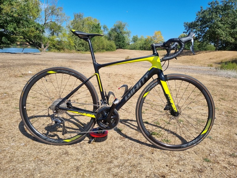 Giant Defy Advanced 1 2018 Carbon Road Bike (Medium) - Shimano Ultegra