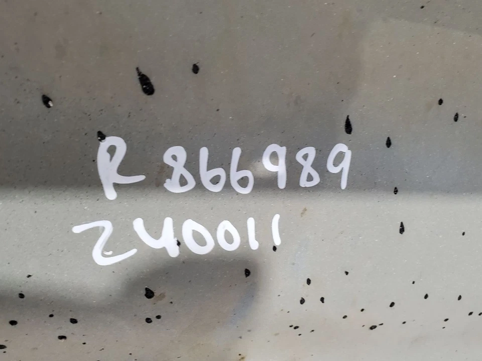 Guardabarros delantero derecho tiene pequeños daños OEM 1991 1992 camioneta Isuzu Foto 2 de 4