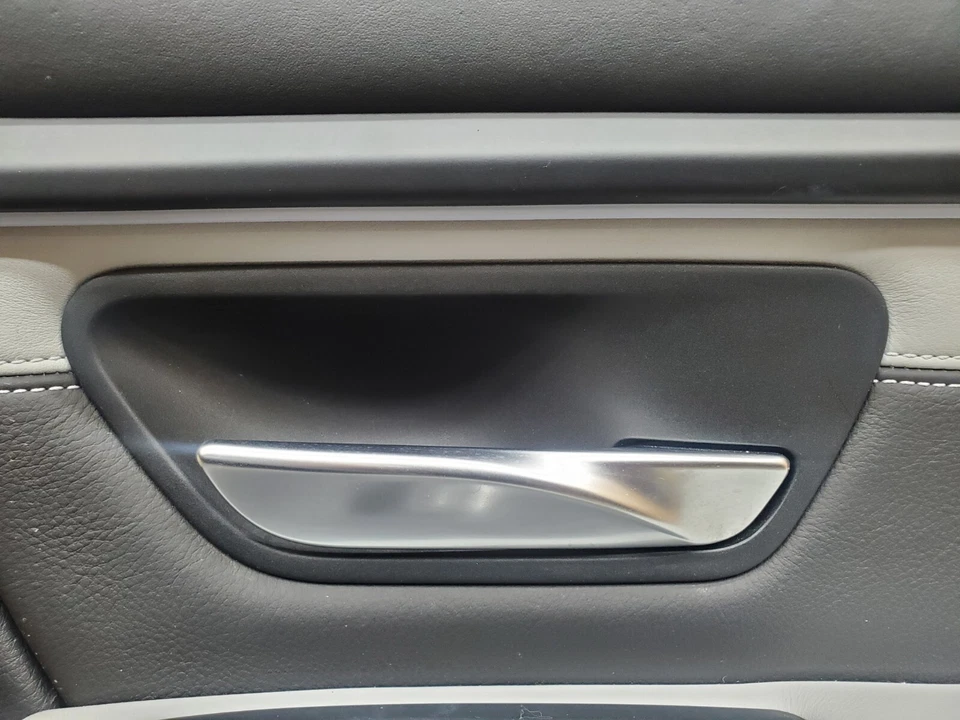 BMW M3 2015-2018 Competition lado del pasajero delantero panel de puerta de cuero #71 Foto 3 de 4