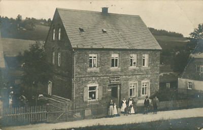 Fleischerei A. Baumann mit Personal vor dem Haus, Foto-Postkarte Sachsen