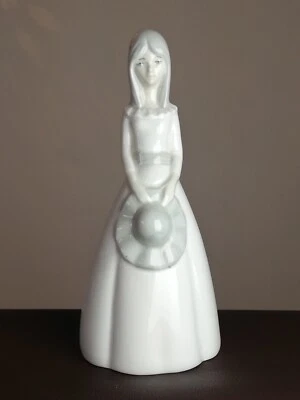 Figurine ancienne en porcelaine de Valence signée - Photo 1/4