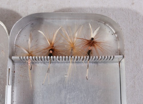 Scatola vintage in metallo per pesca a mosca con 10 esche a mosca legate a mano - Foto 3 di 5