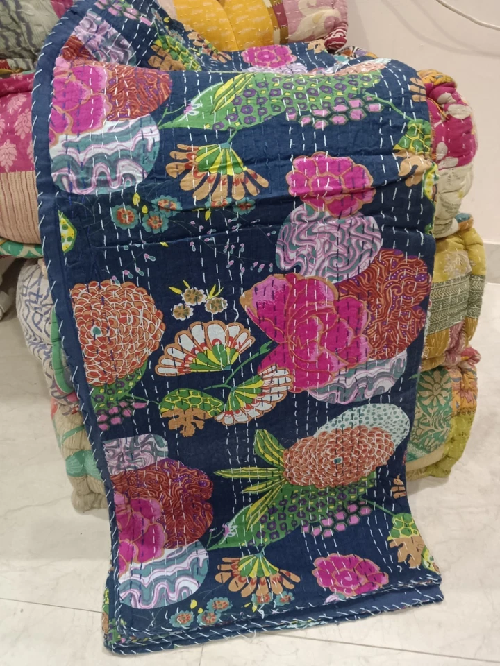 Colcha edredón negra hecha a mano Kantha de algodón indio con estampado de bloques tamaño king Foto 4 de 4