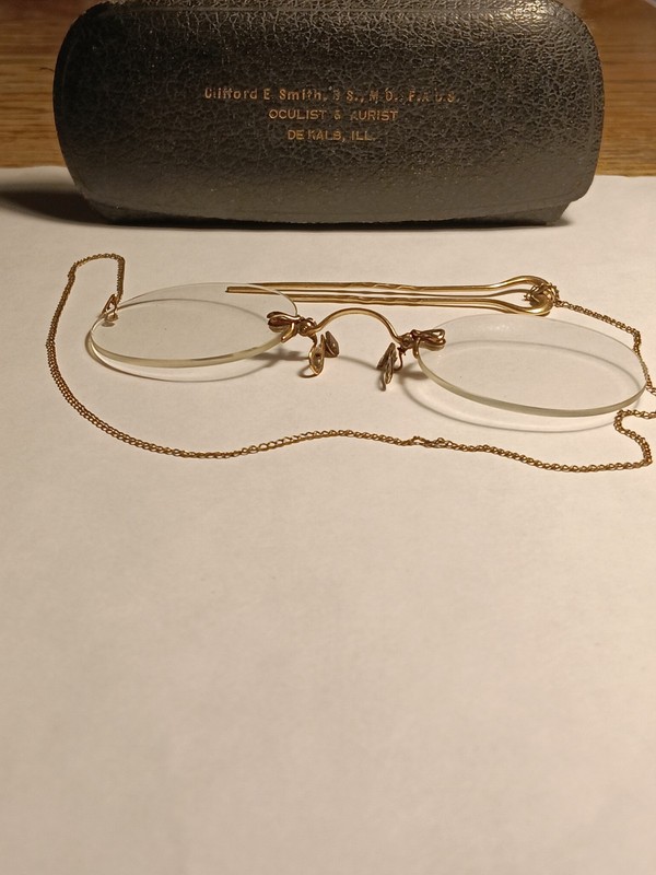  1900 gold colored Ladies Glasses Trump Brand Clean Glass
