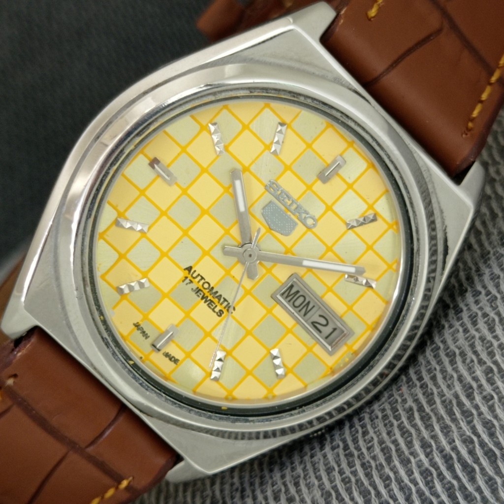 WATCH a2405-U YELLOW AUTOMATIC MENS SEIKO 5 7009A VINTAGE COLOR JAPAN DIAL - vintagewatches.pk
