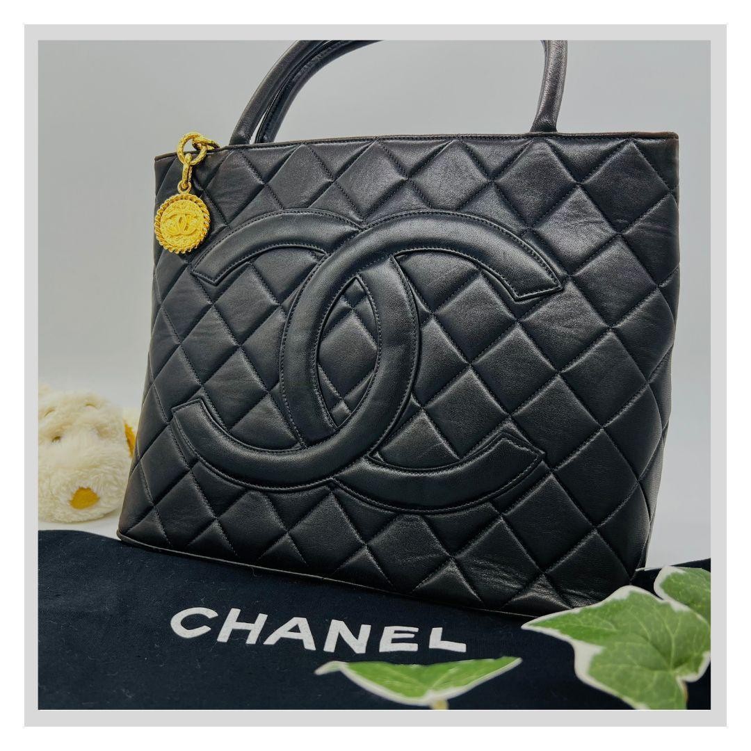 CHANEL Black Lambskin Leather Tote Handbag #PG8DDO