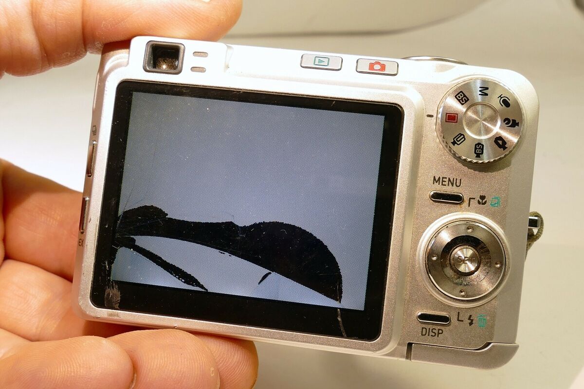Casio EXILIM ZOOM EX-Z750 7.2MP Digital Camera - Broken LCD Casio EXILIM ZOOM EX-Z750 7.2MP Digital Camera - Broken LCD
