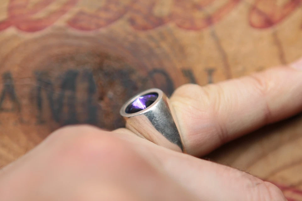 ¿Hermoso anillo vintage hecho a mano para hombre y mujer de vidrio púrpura? 9 g Talla 8 Foto 3 de 4