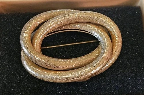 VINTAGE MIRIAM HASKELL TEXTURED GOLD-TONE ETERNITY RINGS BROOCH