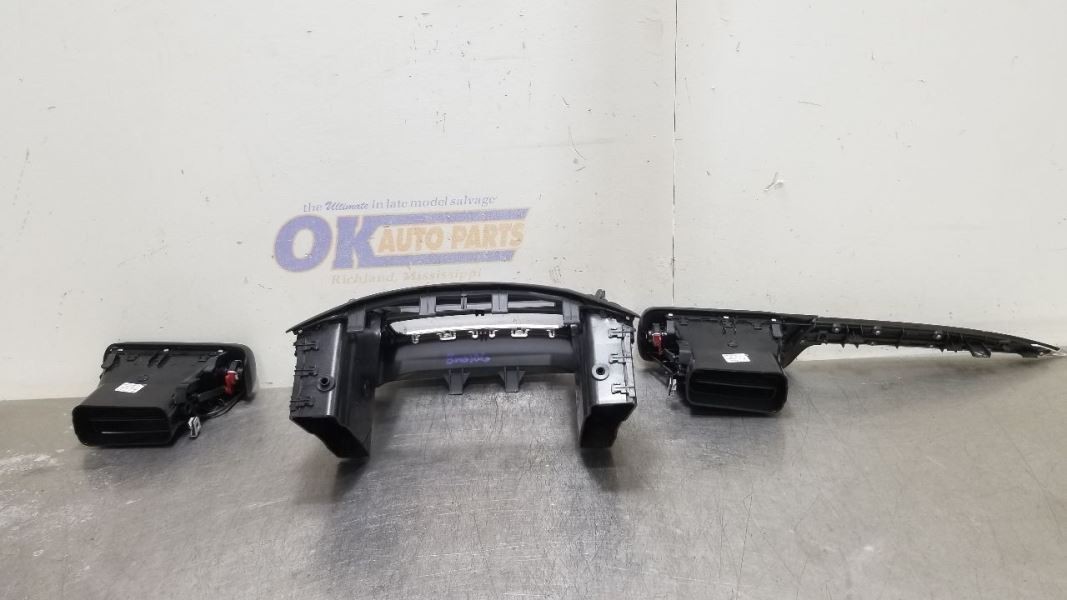 19 2019 MASERATI LEVANTE OEM DASH RADIO BEZEL WOOD GRAIN 