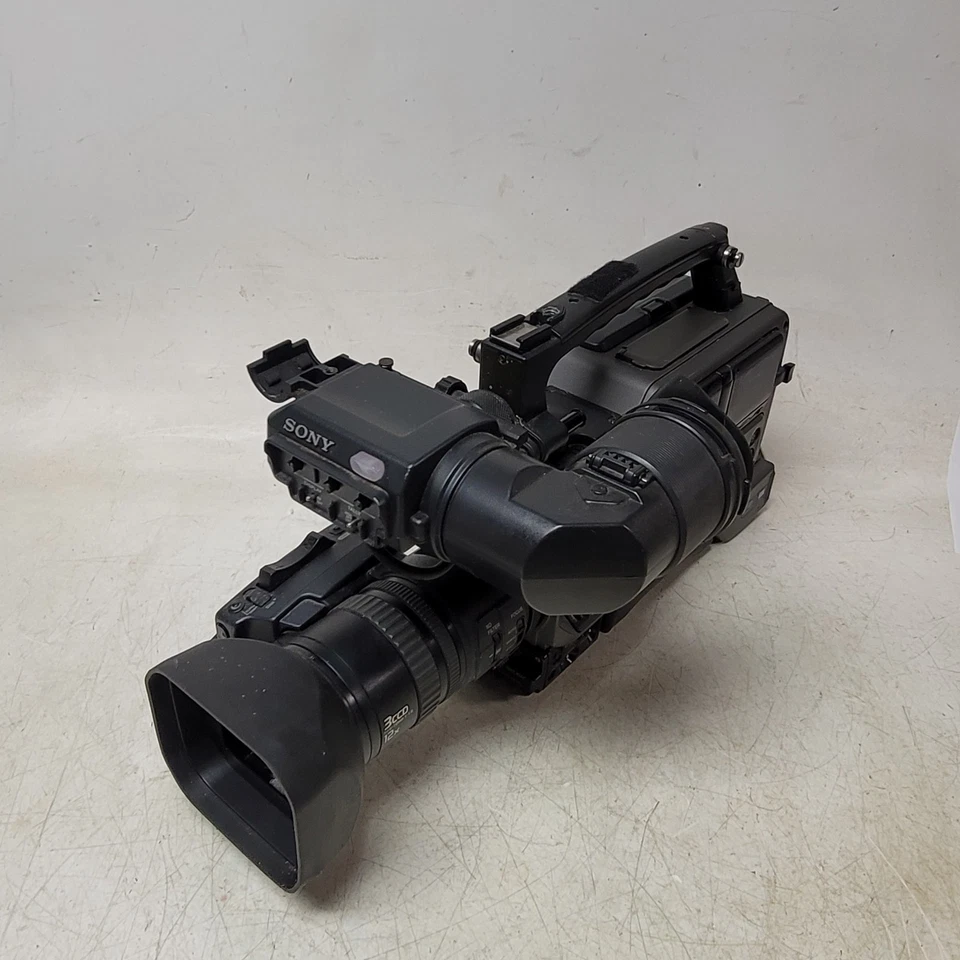 Sony DSR-250 DVCAM Camcorder - FOR PARTS OR REPAIR - With Case - Image 2 of 4