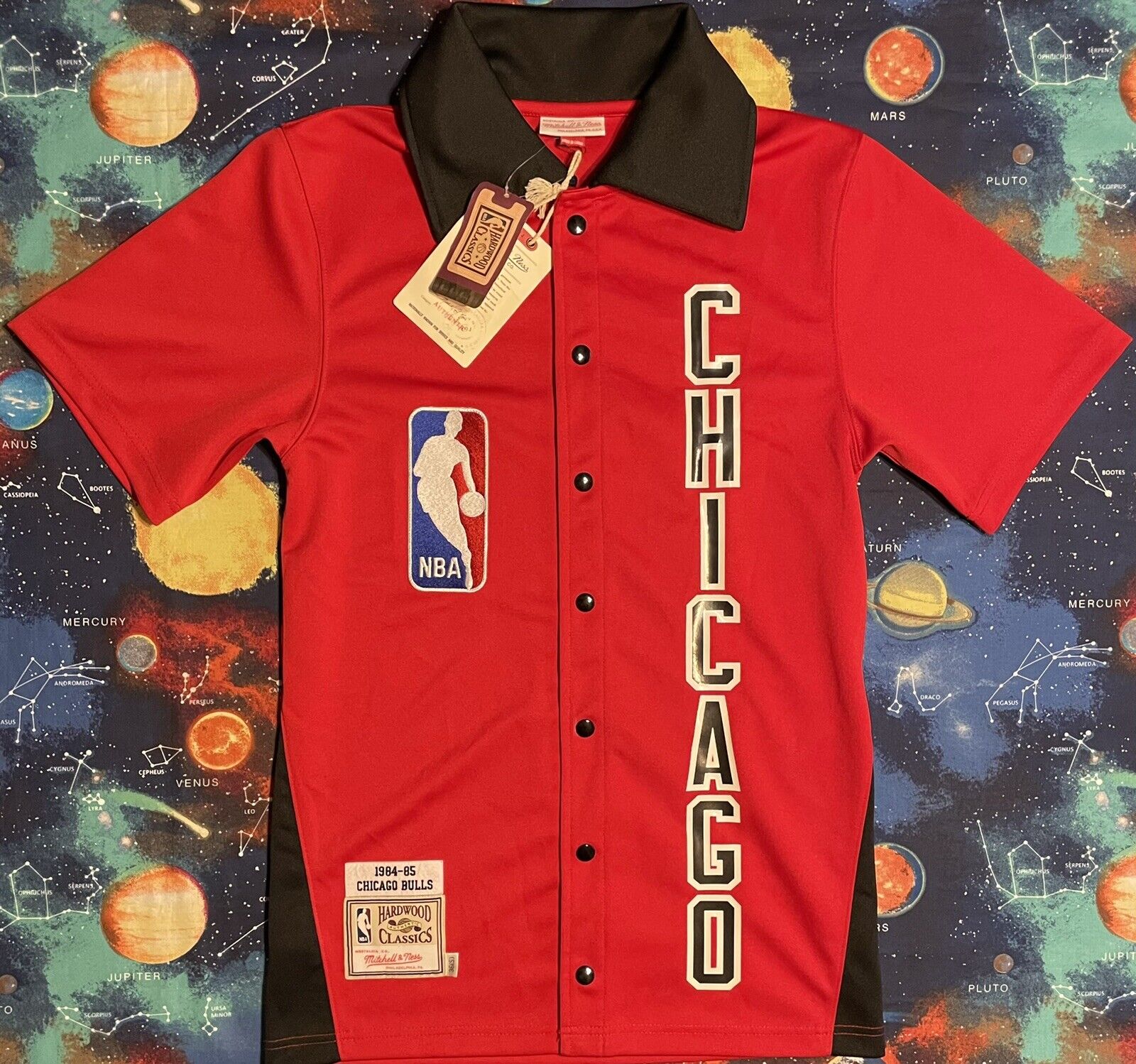 MITCHELL & NESS: CHICAGO BULLS SLAP STICK CROP TANK – 85 86