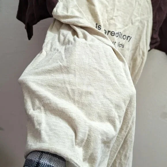 Camiseta vintage años 70 "La locura es hereditaria" en timbre marrón Foto 2 de 4