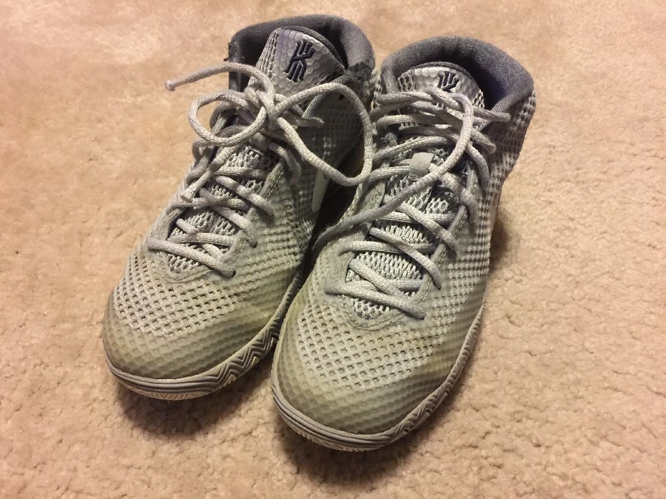 Nike Kyrie 1 Wolf Gris/Blanco-Platino Puro-Azul Marino Medianoche (717219-010) Talla 6 años GDFAS Foto 2 de 4