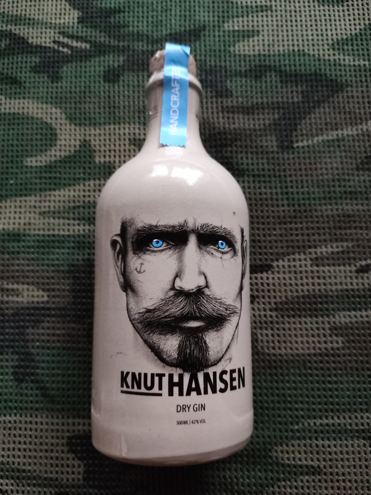 Knut Hansen Dry Gin (42,00 €/l; 42% vol.;  je Flasche á 0,5 l)