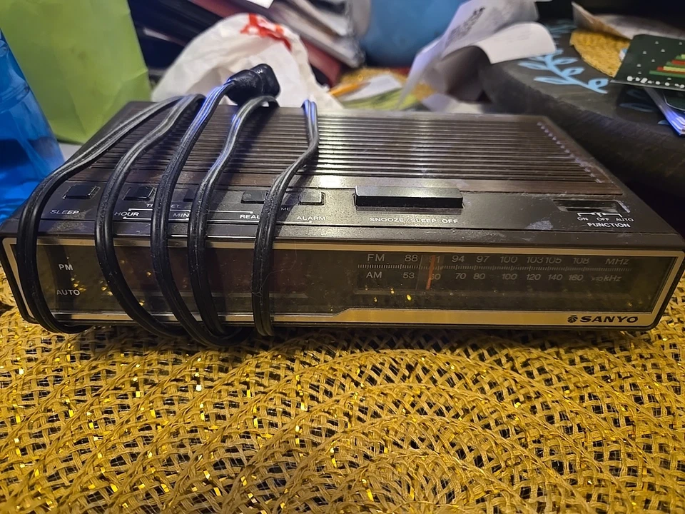 Radio despertador digital AM/FM Sanyo RM5006 pantalla roja para piezas Foto 2 de 4
