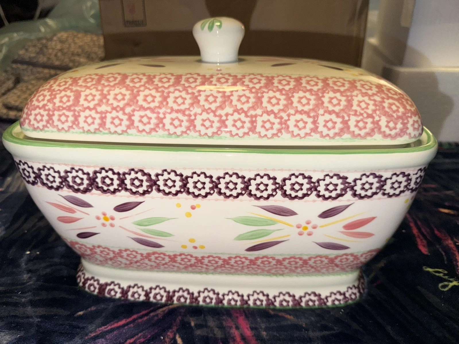Temp-tations Bread Box New in Original Box - Nistafetti pattern
Opens in a new window or tab