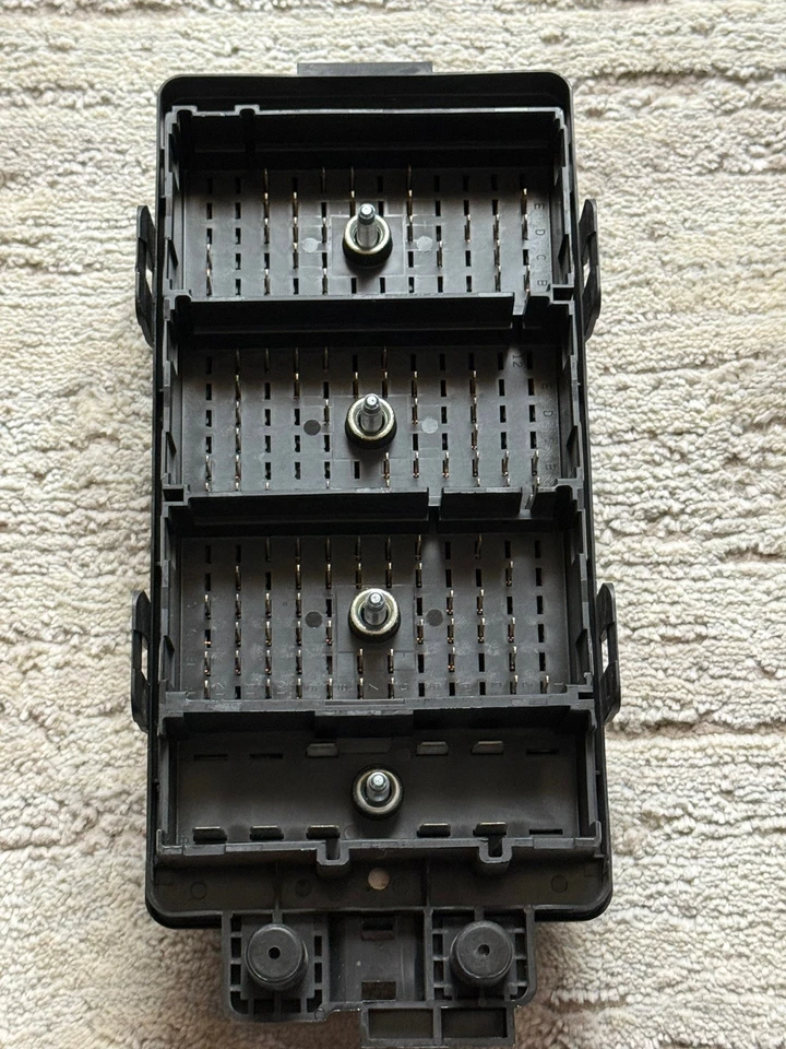 🔥 Módulo de relé de caja de fusibles Saturn Aura XE 2008 3,5 L sin faros antiniebla de fábrica 🔥 Foto 3 de 4