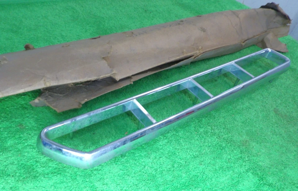 Mercury Park Lane Monterey Montclair 1958 nuevo de Lote Antiguo Parachoques Trasero Rejilla Derecha Ornamento Foto 3 de 4