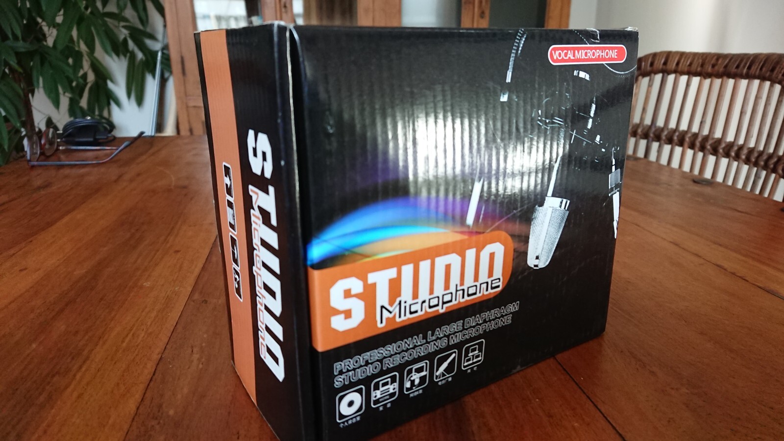 Microphone studio en aluminium brossé doté d'une capsule en or pur