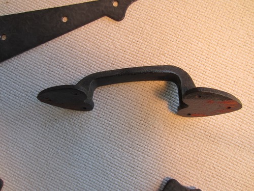 antique GATE HARDWARE: (2) BLACK Wrought Iron STRAP HINGES & MATCHING HANDLE - Picture 7 of 9