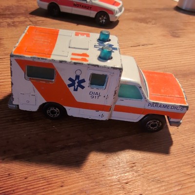 Matchbox Ambulance Paramedic Dial 911 weiß orange