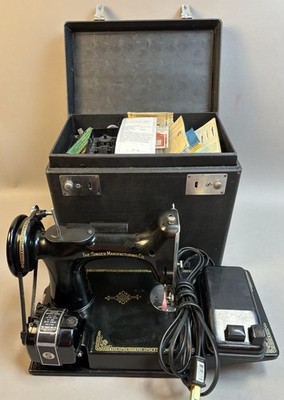 Vtg SINGER FEATHERWEIGHT 221 SEWING MACHINE w/ CASE TRAY & ATTACHMENTS WORKS