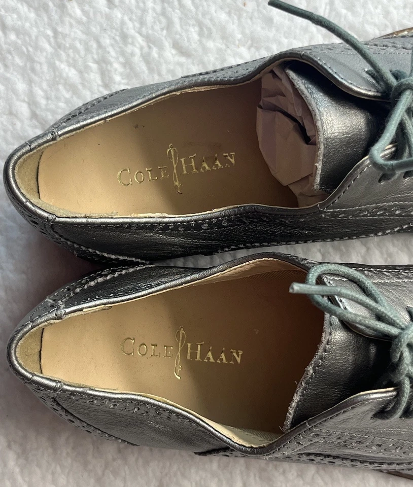 Zapatos Cole Haan para mujer 7,5 plateados Skylar Oxford punta de ala cuero metálico preppy Foto 4 de 4