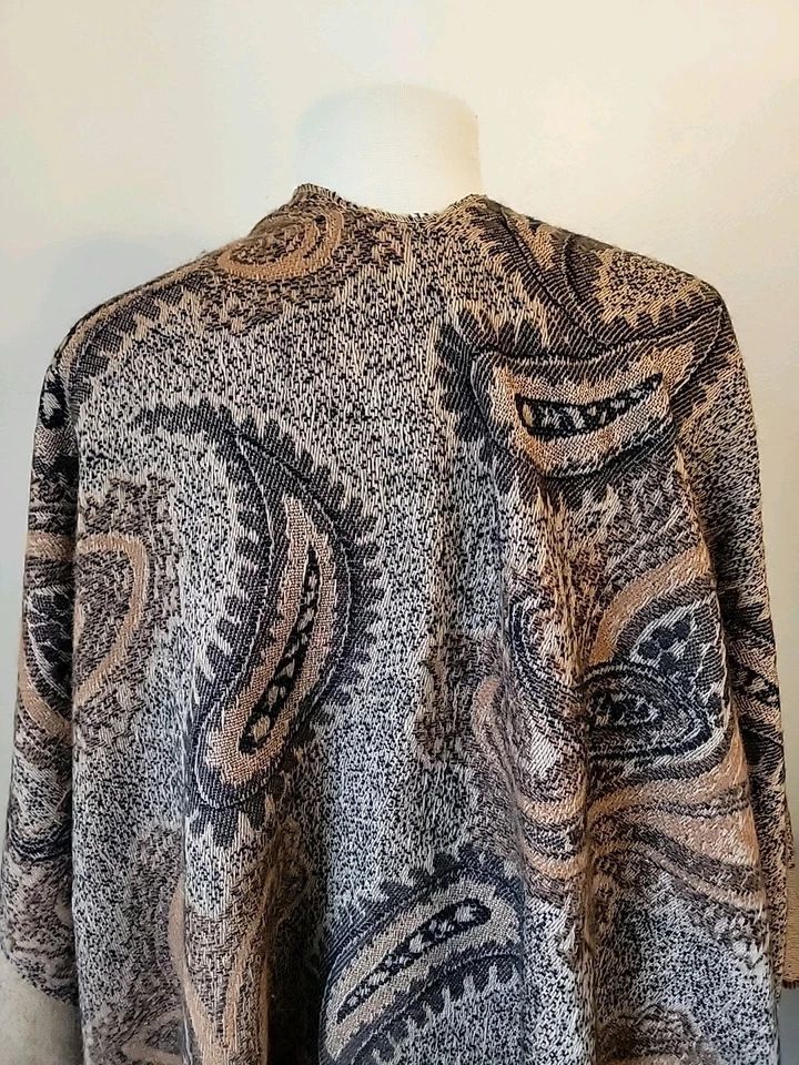 Suéter Mantón Envolvente East 5th Avenue Talla Única Beige Paisley Flecos Boho Nuevo Foto 3 de 4