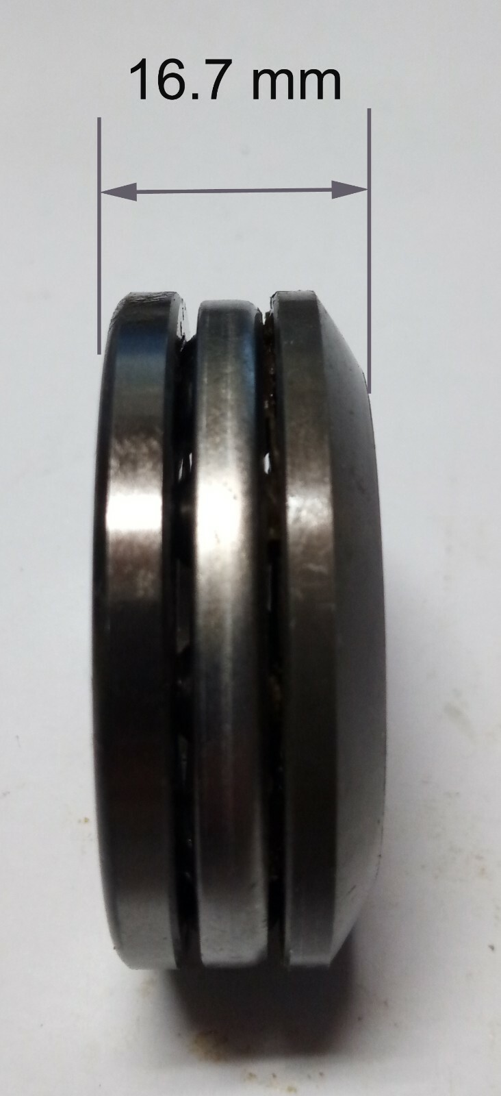 Butée à billes 53205 de dimensions 25x47x16.7 mm avec deux flasques différents