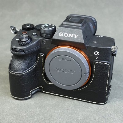 PU-Leder Halbschale für Sony Alpha 7 V/A7M5   Rutschfeste, schützende Tasche