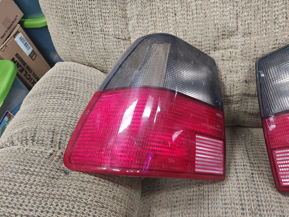 Par de lentes de luz trasera de maletero Griffin Saab 9000 sedán usados para 1988 a 1992 Foto 3 de 4