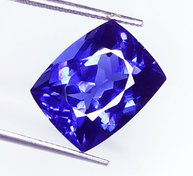 Natural Heart-Shaped Tanzanite Loose Gemstone - 5 To 7 Carat GGL Certified Blue